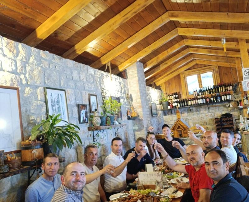 Добро се кући вратили